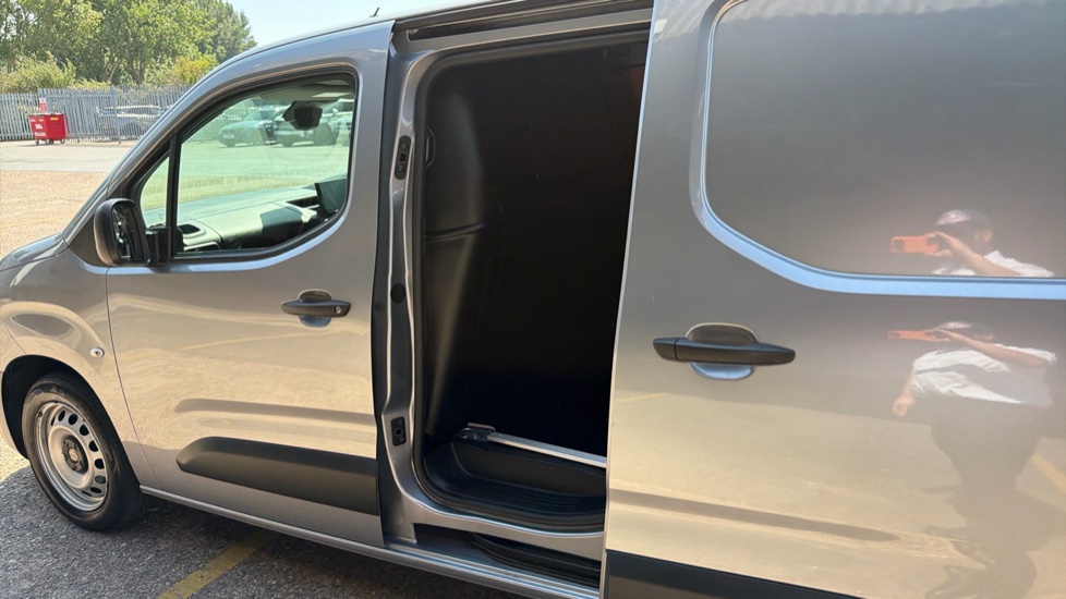 Peugeot Partner Standard Diesel 1.5 BlueHDi 100 Professional Van - Image 5