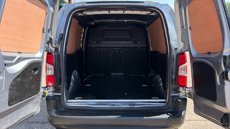 Peugeot Partner Standard Diesel 1.5 BlueHDi 100 Professional Van - Image 12