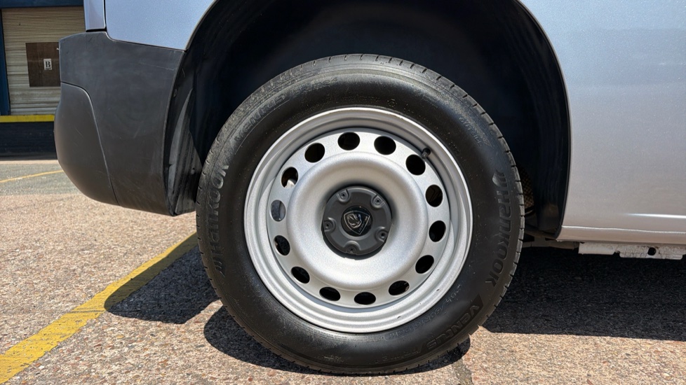 Peugeot Partner Standard Diesel 1.5 BlueHDi 100 Professional Van - Image 17