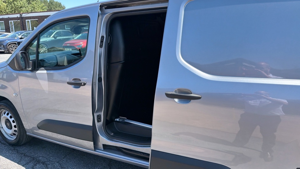 Peugeot Partner Standard Diesel 1.5 BlueHDi 100 Professional Van - Image 5