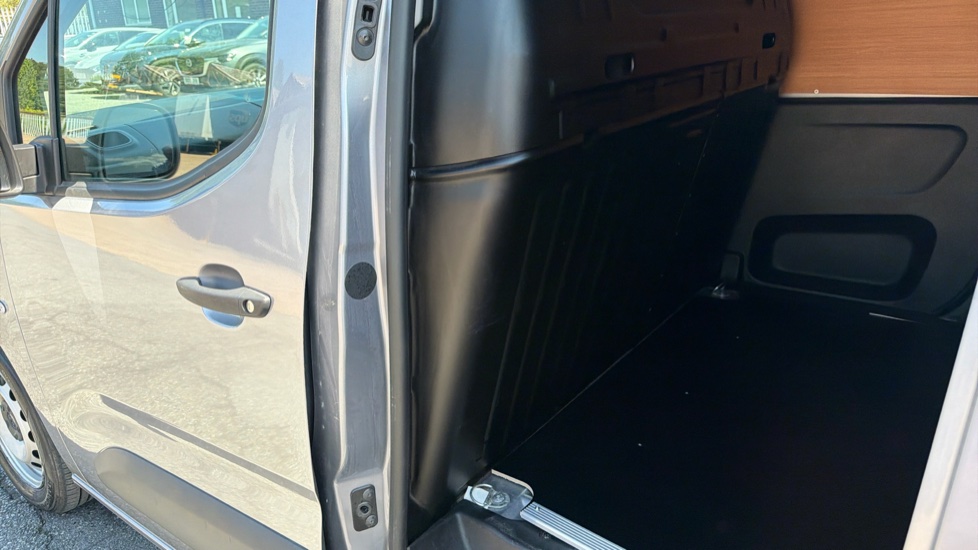 Peugeot Partner Standard Diesel 1.5 BlueHDi 100 Professional Van - Image 18