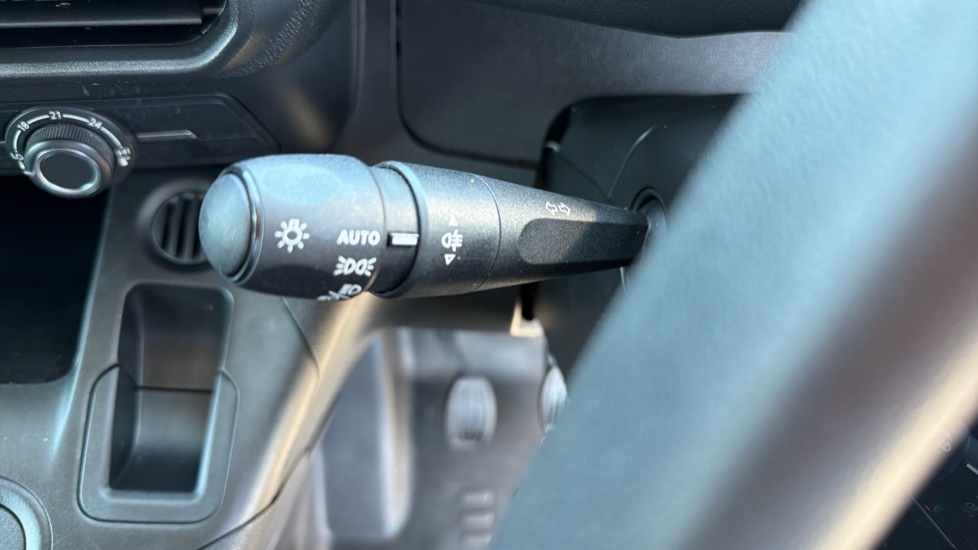 Peugeot Partner Standard Diesel 1.5 BlueHDi 100 Professional Van - Image 34
