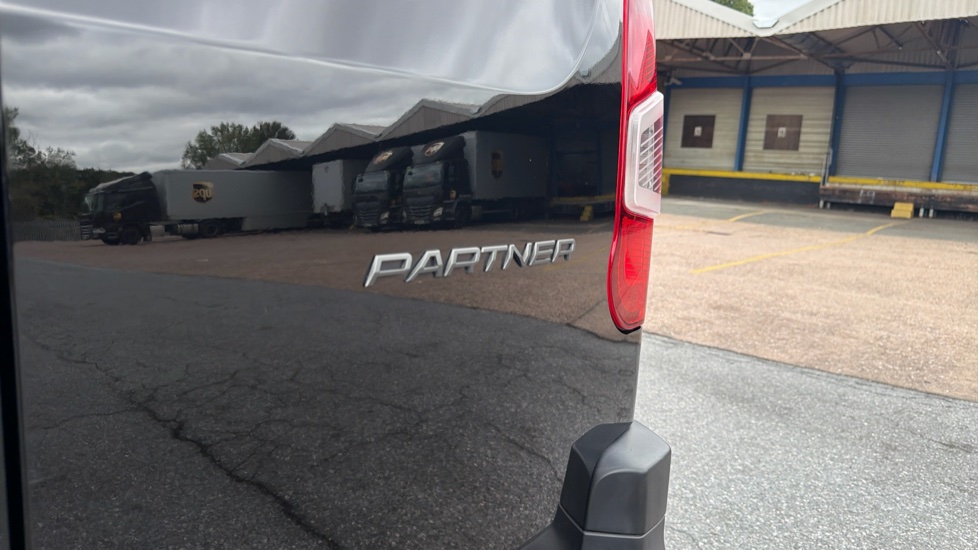 Peugeot Partner Standard Diesel 1.5 BlueHDi 100 Professional Van - Image 45