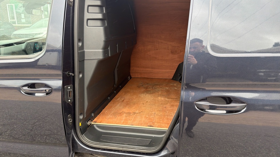 Volkswagen Caddy Cargo C20 Diesel 2.0 TDI 122PS Commerce Pro Van DSG [Tech Pack] - Image 5