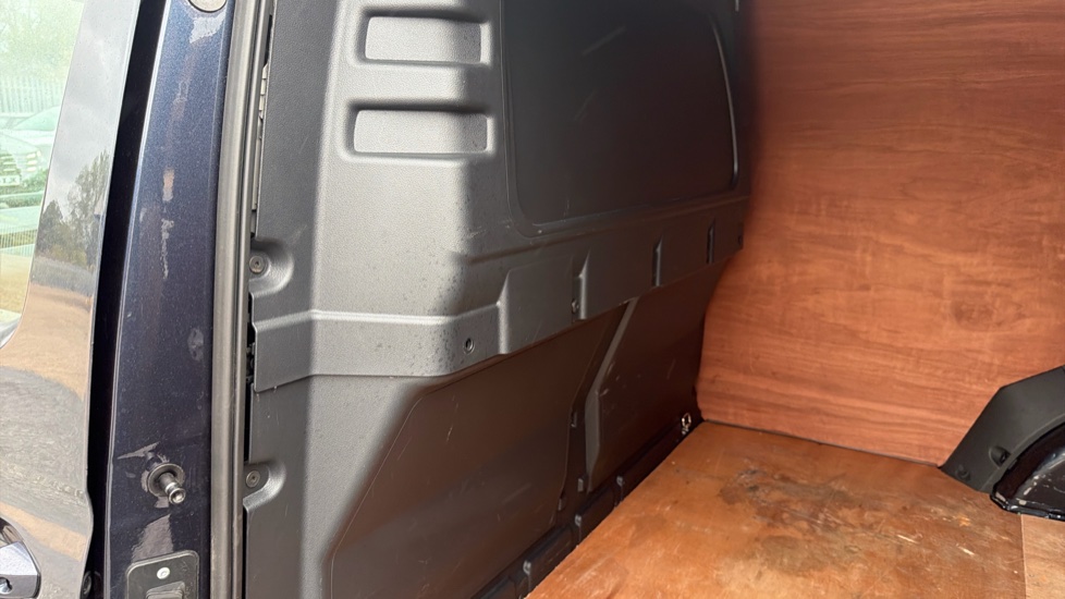 Volkswagen Caddy Cargo C20 Diesel 2.0 TDI 122PS Commerce Pro Van DSG [Tech Pack] - Image 18