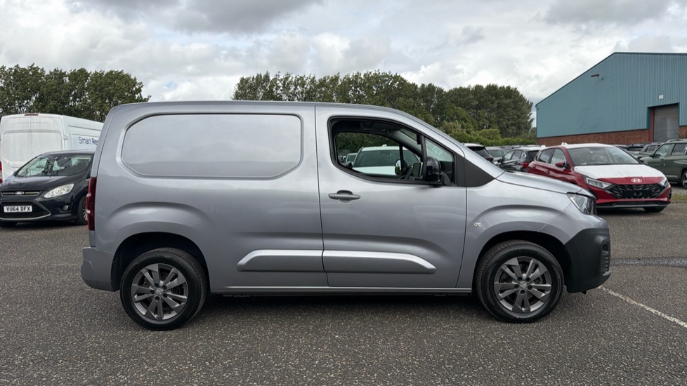 Peugeot Partner Standard Diesel 1000 1.5 BlueHDi 100 Asphalt Premium Van - Image 9