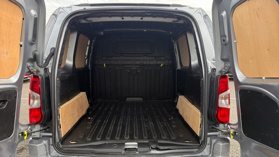 Peugeot Partner Standard Diesel 1000 1.5 BlueHDi 100 Asphalt Premium Van - Image 12