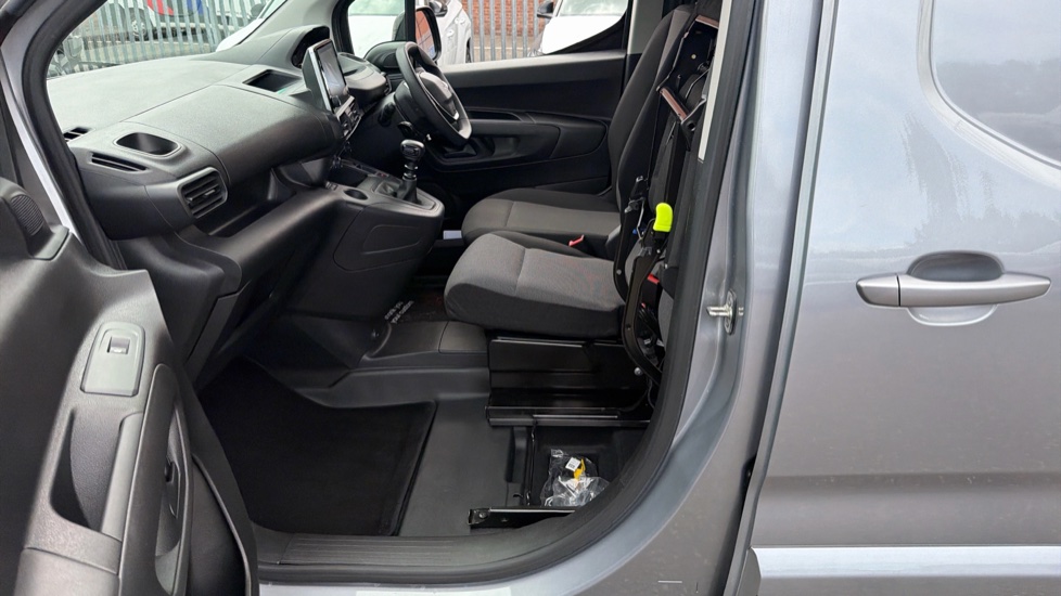 Peugeot Partner Standard Diesel 1000 1.5 BlueHDi 100 Asphalt Premium Van - Image 45
