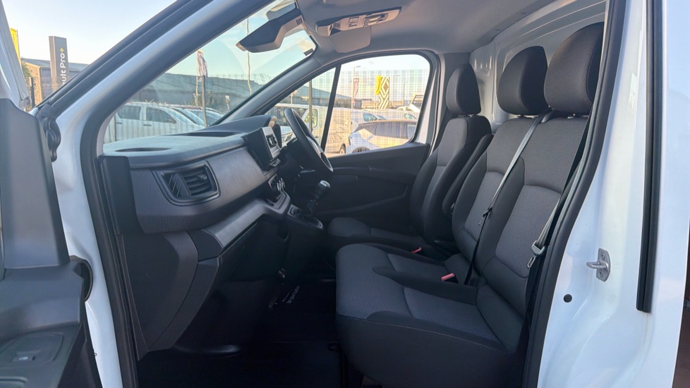 Renault Trafic Swb Diesel SL28 Blue dCi 130 Business Van - Image 13