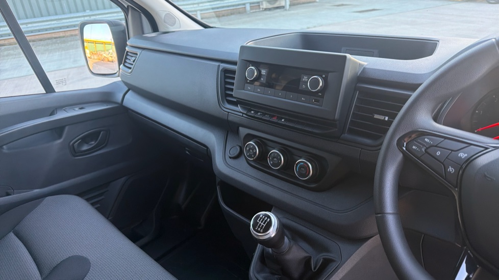 Renault Trafic Swb Diesel SL28 Blue dCi 130 Business Van - Image 15