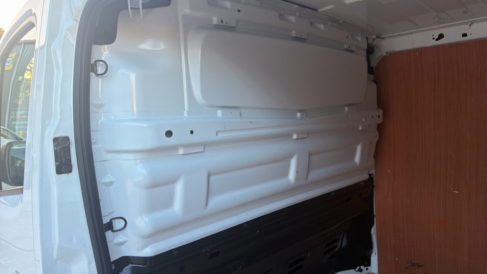 Renault Trafic Swb Diesel SL28 Blue dCi 130 Business Van - Image 18