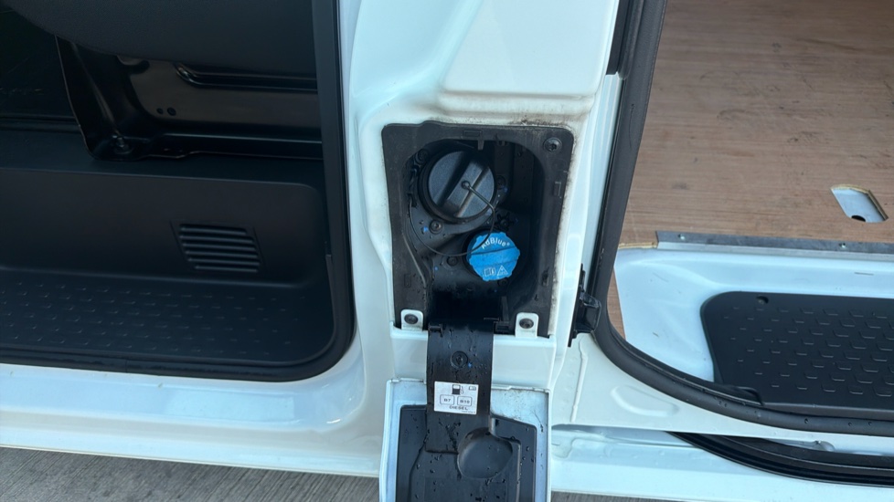 Renault Trafic Swb Diesel SL28 Blue dCi 130 Business Van - Image 28