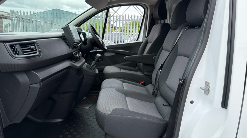 Renault Trafic Lwb Diesel LL30 Blue dCi 130 Business+ Van - Image 13