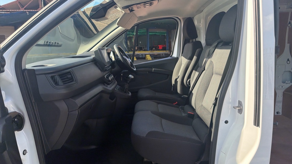 Renault Trafic Swb Diesel SL28 Blue dCi 130 Business+ Van - Image 13