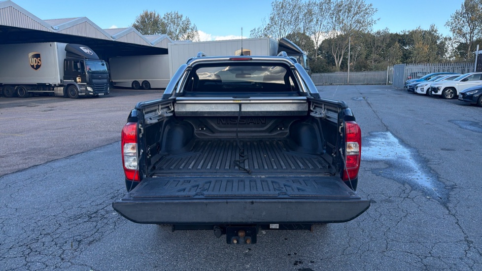 Nissan Navara Diesel Double Cab Pick Up Tekna 2.3dCi 190 TT 4WD - Image 3
