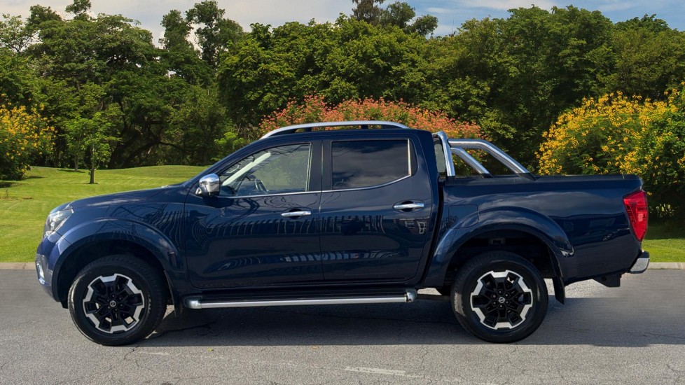 Nissan Navara Diesel Double Cab Pick Up Tekna 2.3dCi 190 TT 4WD - Image 4