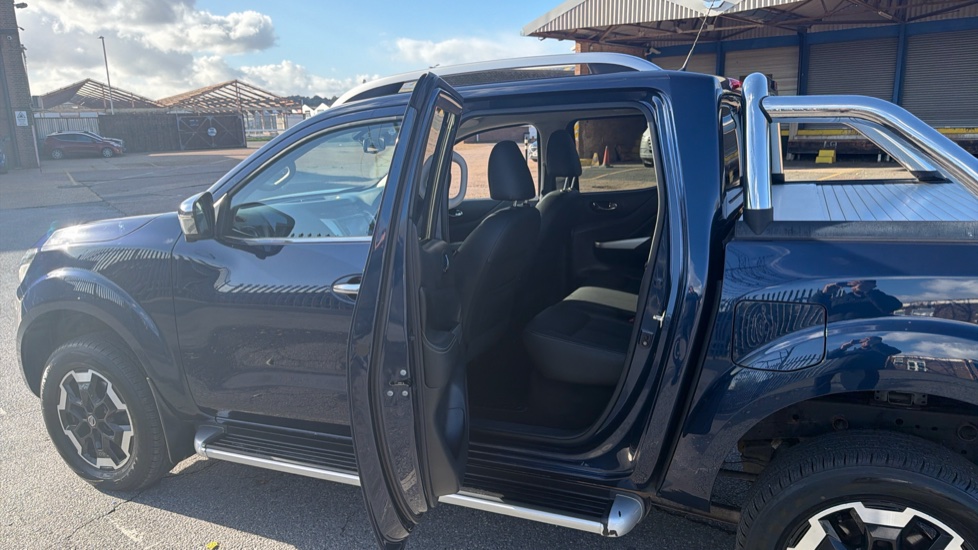 Nissan Navara Diesel Double Cab Pick Up Tekna 2.3dCi 190 TT 4WD - Image 5