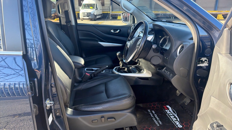 Nissan Navara Diesel Double Cab Pick Up Tekna 2.3dCi 190 TT 4WD - Image 6