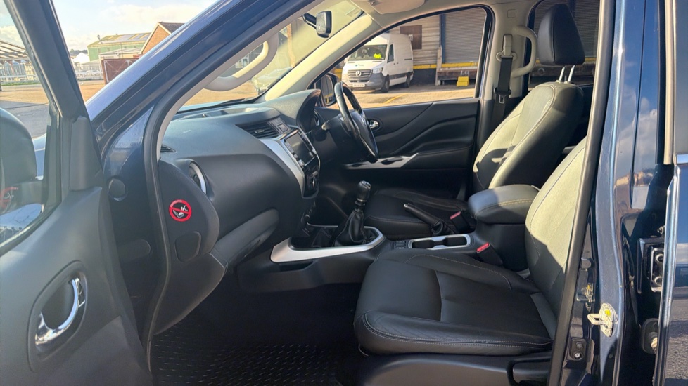 Nissan Navara Diesel Double Cab Pick Up Tekna 2.3dCi 190 TT 4WD - Image 13