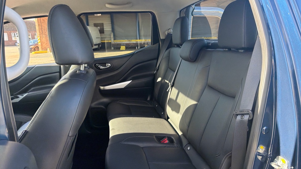 Nissan Navara Diesel Double Cab Pick Up Tekna 2.3dCi 190 TT 4WD - Image 14