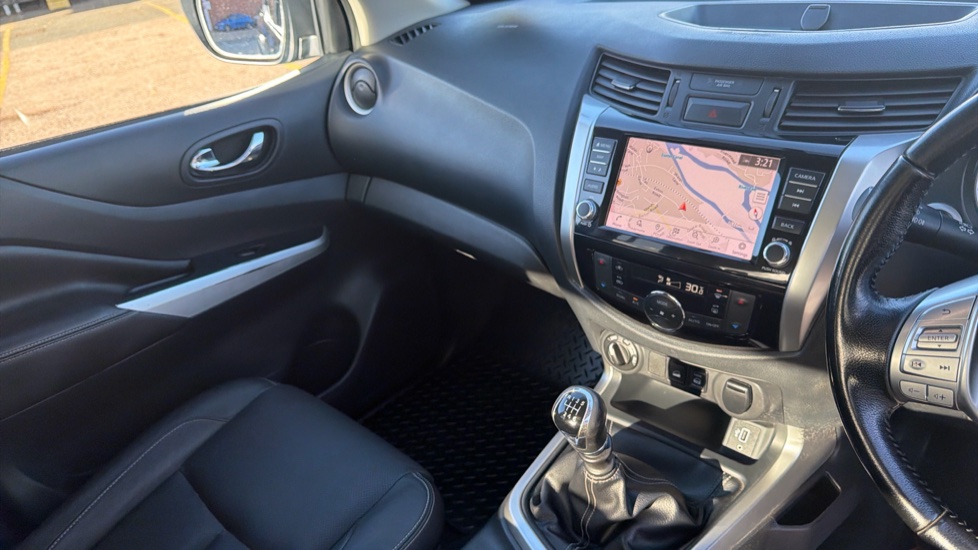 Nissan Navara Diesel Double Cab Pick Up Tekna 2.3dCi 190 TT 4WD - Image 15