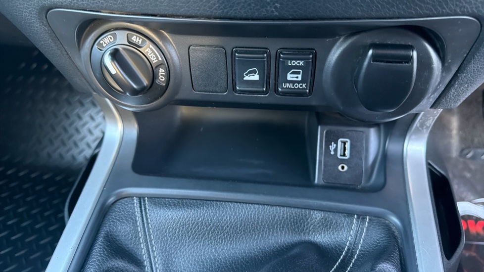 Nissan Navara Diesel Double Cab Pick Up Tekna 2.3dCi 190 TT 4WD - Image 34