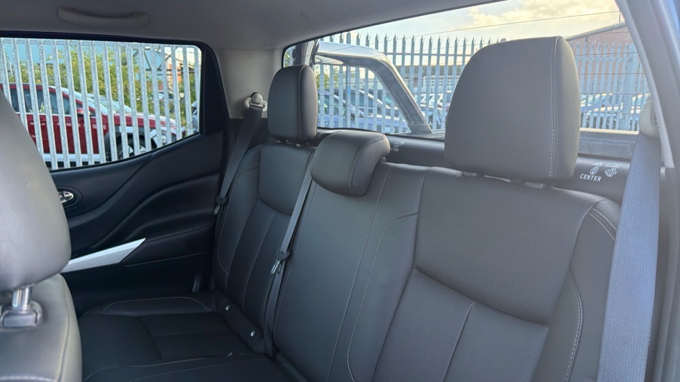 Nissan Navara Diesel Double Cab Pick Up Tekna 2.3dCi 190 TT 4WD - Image 44