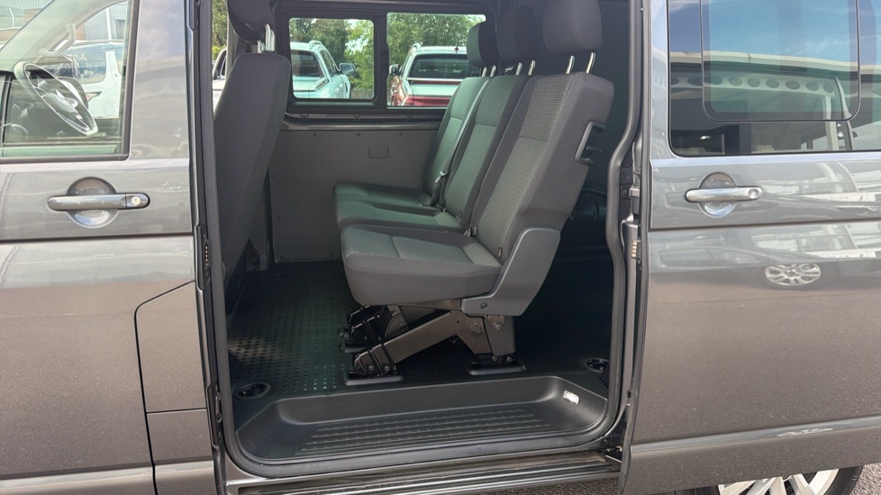 Volkswagen Transporter T30 Swb Diesel 2.0 TDI 150 Highline Kombi Van DSG - Image 5