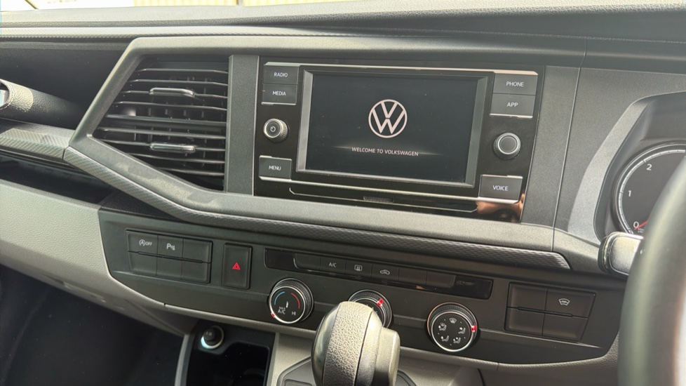 Volkswagen Transporter T30 Swb Diesel 2.0 TDI 150 Highline Kombi Van DSG - Image 15