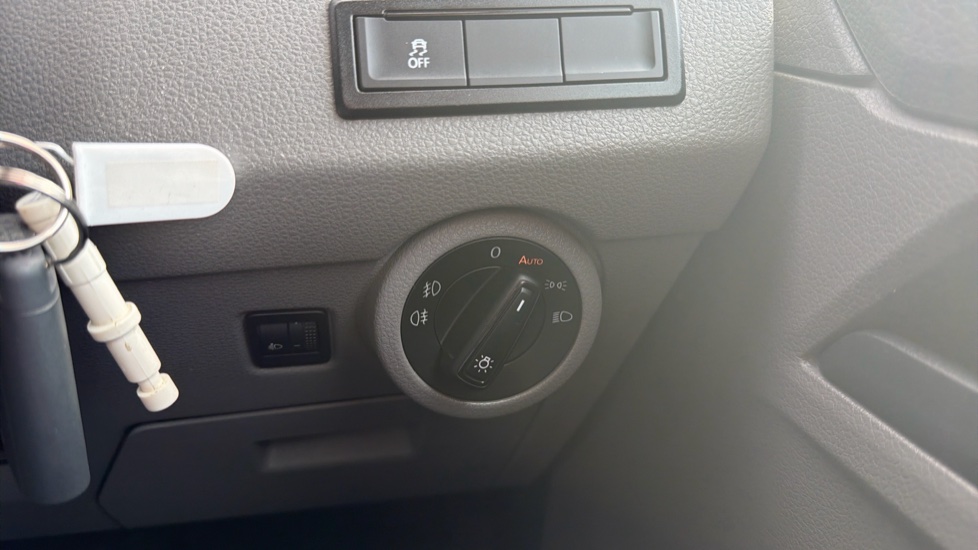Volkswagen Transporter T30 Swb Diesel 2.0 TDI 150 Highline Kombi Van DSG - Image 32