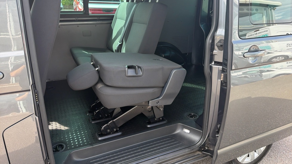 Volkswagen Transporter T30 Swb Diesel 2.0 TDI 150 Highline Kombi Van DSG - Image 38