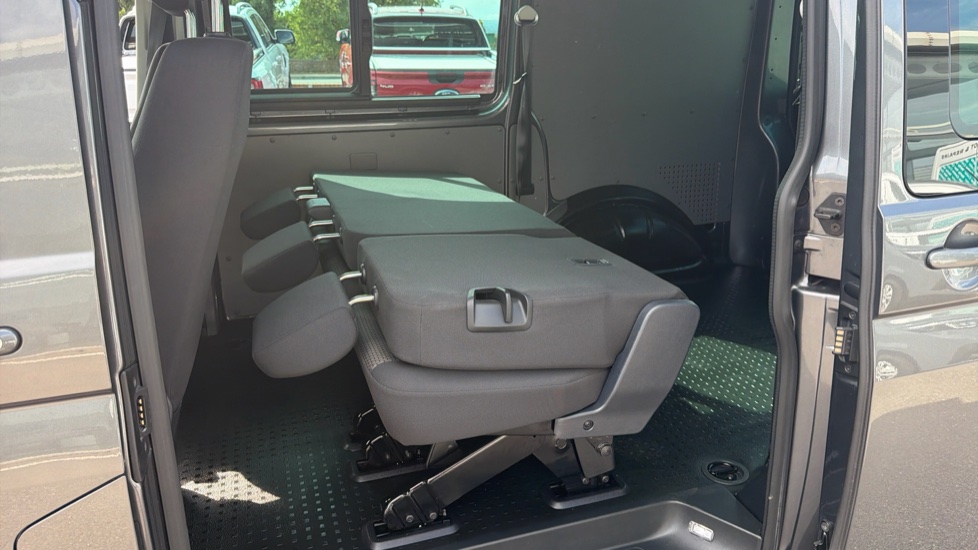 Volkswagen Transporter T30 Swb Diesel 2.0 TDI 150 Highline Kombi Van DSG - Image 39