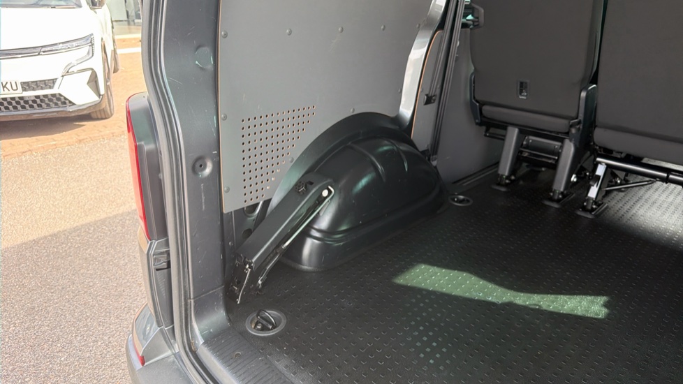 Volkswagen Transporter T30 Swb Diesel 2.0 TDI 150 Highline Kombi Van DSG - Image 43