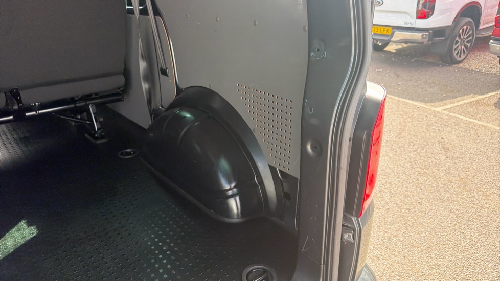 Volkswagen Transporter T30 Swb Diesel 2.0 TDI 150 Highline Kombi Van DSG - Image 44