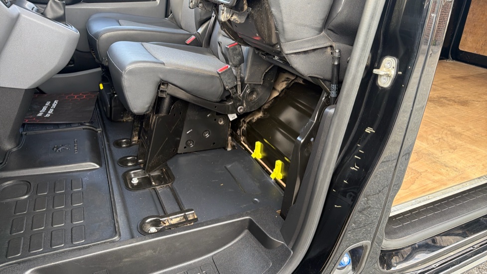 Peugeot Expert Standard Diesel 1400 2.0 BlueHDi 120 Asphalt Van - Image 25