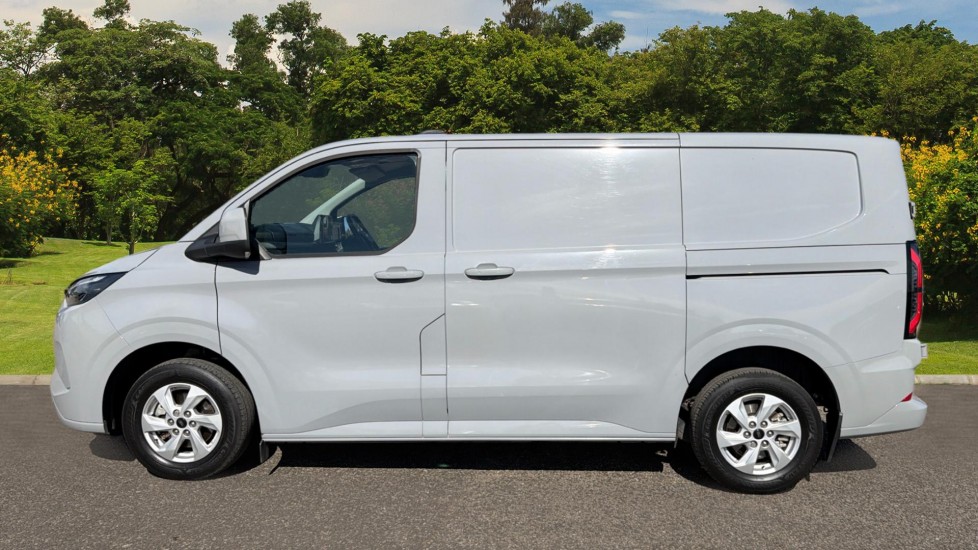 Ford Transit Custom E-320 L1 Rwd 100kW 65kWh H1 Van Limited Auto - Image 4