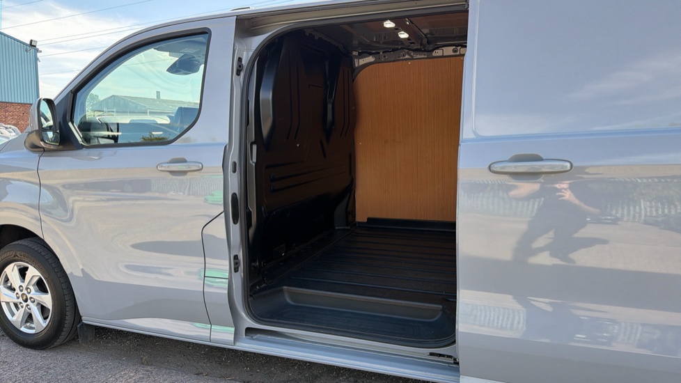 Ford Transit Custom E-320 L1 Rwd 100kW 65kWh H1 Van Limited Auto - Image 5