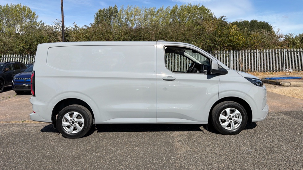 Ford Transit Custom E-320 L1 Rwd 100kW 65kWh H1 Van Limited Auto - Image 9