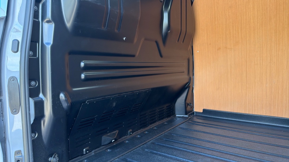 Ford Transit Custom E-320 L1 Rwd 100kW 65kWh H1 Van Limited Auto - Image 18