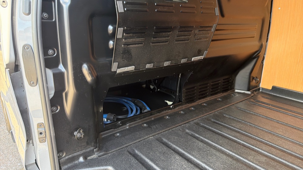 Ford Transit Custom E-320 L1 Rwd 100kW 65kWh H1 Van Limited Auto - Image 40