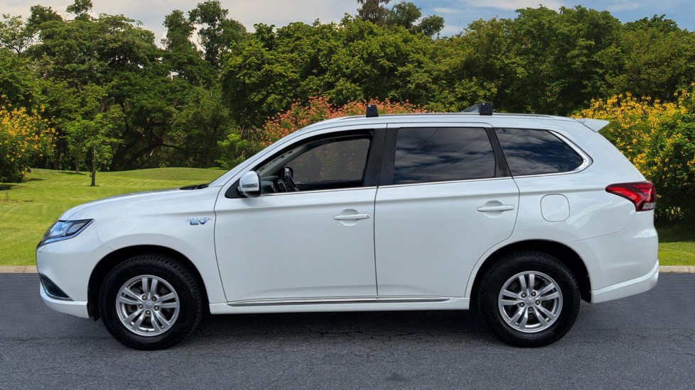 Mitsubishi Outlander Petrol 2.4 PHEV Reflex Commercial Auto Estate - Image 4