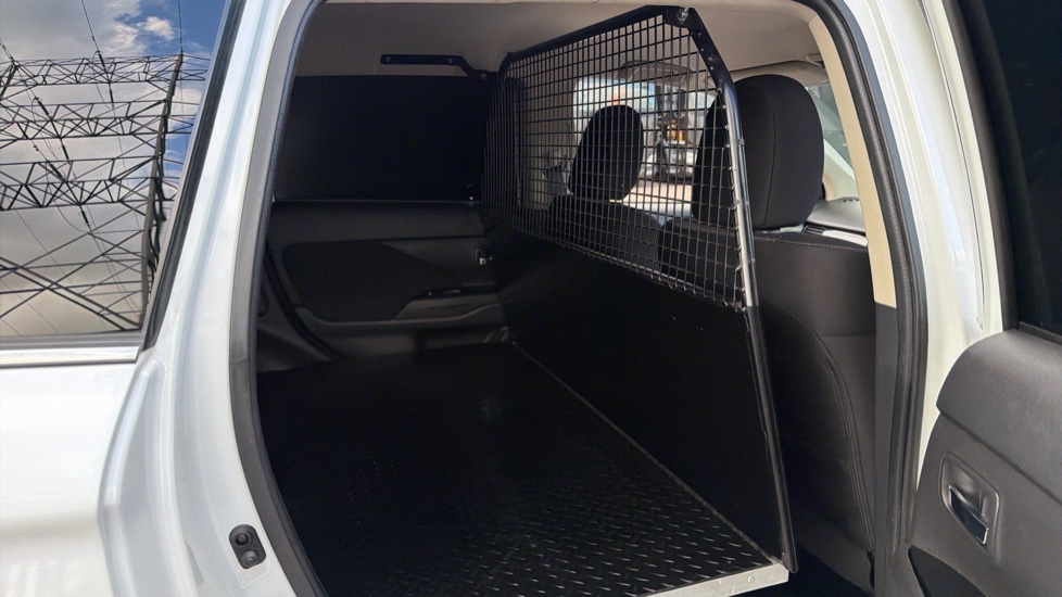 Mitsubishi Outlander Petrol 2.4 PHEV Reflex Commercial Auto Estate - Image 5