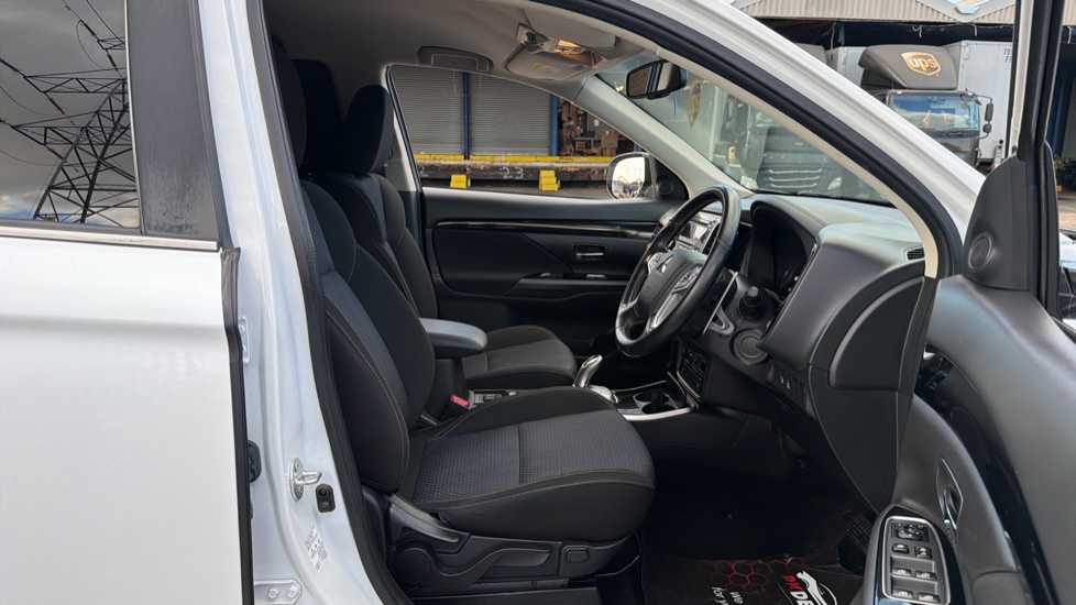 Mitsubishi Outlander Petrol 2.4 PHEV Reflex Commercial Auto Estate - Image 6