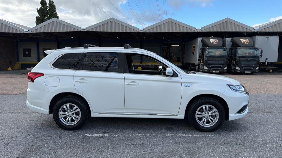 Mitsubishi Outlander Petrol 2.4 PHEV Reflex Commercial Auto Estate - Image 9