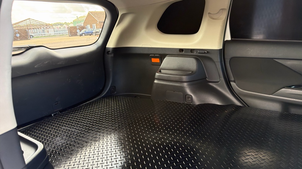 Mitsubishi Outlander Petrol 2.4 PHEV Reflex Commercial Auto Estate - Image 14