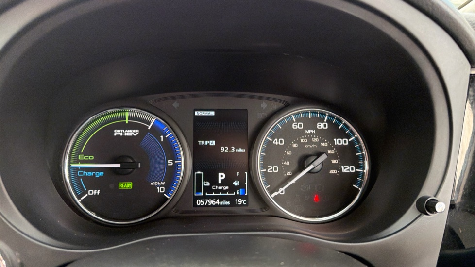 Mitsubishi Outlander Petrol 2.4 PHEV Reflex Commercial Auto Estate - Image 19