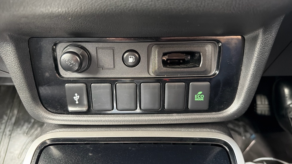 Mitsubishi Outlander Petrol 2.4 PHEV Reflex Commercial Auto Estate - Image 27