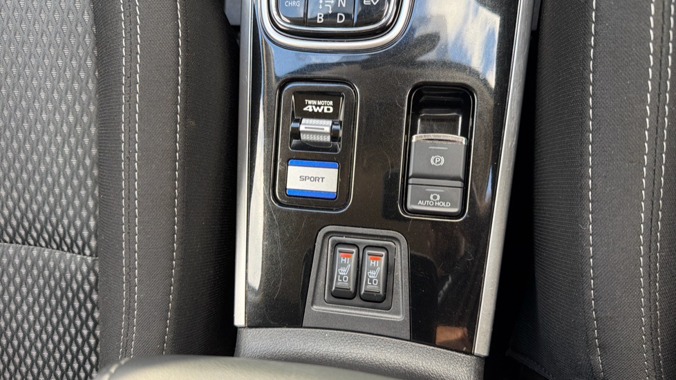 Mitsubishi Outlander Petrol 2.4 PHEV Reflex Commercial Auto Estate - Image 30