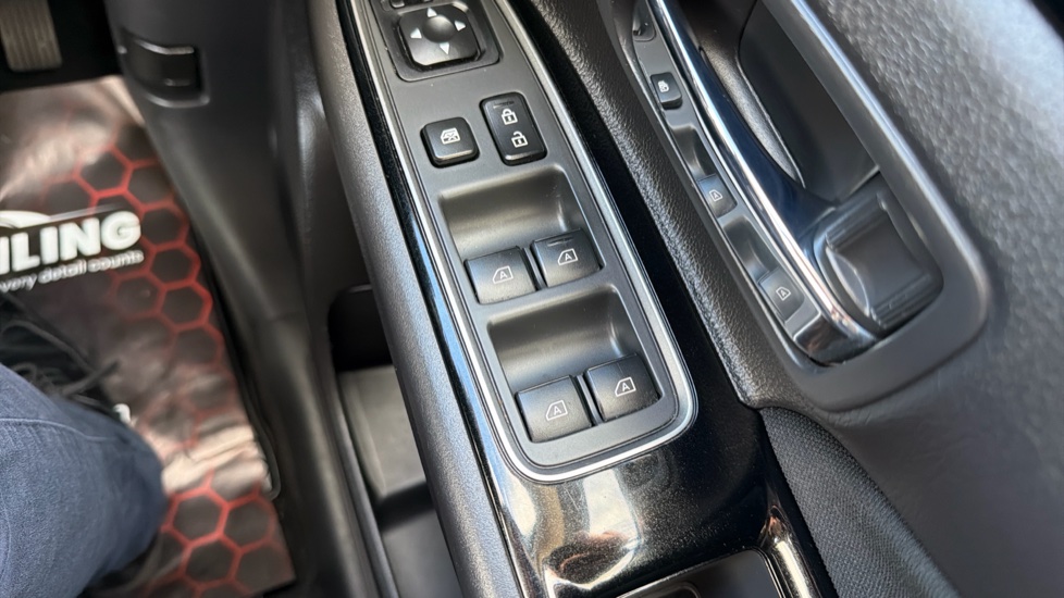 Mitsubishi Outlander Petrol 2.4 PHEV Reflex Commercial Auto Estate - Image 34