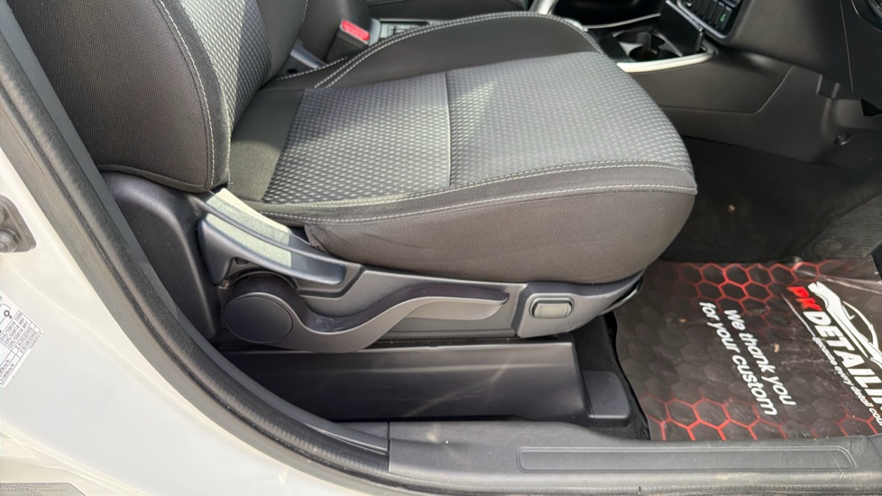 Mitsubishi Outlander Petrol 2.4 PHEV Reflex Commercial Auto Estate - Image 43